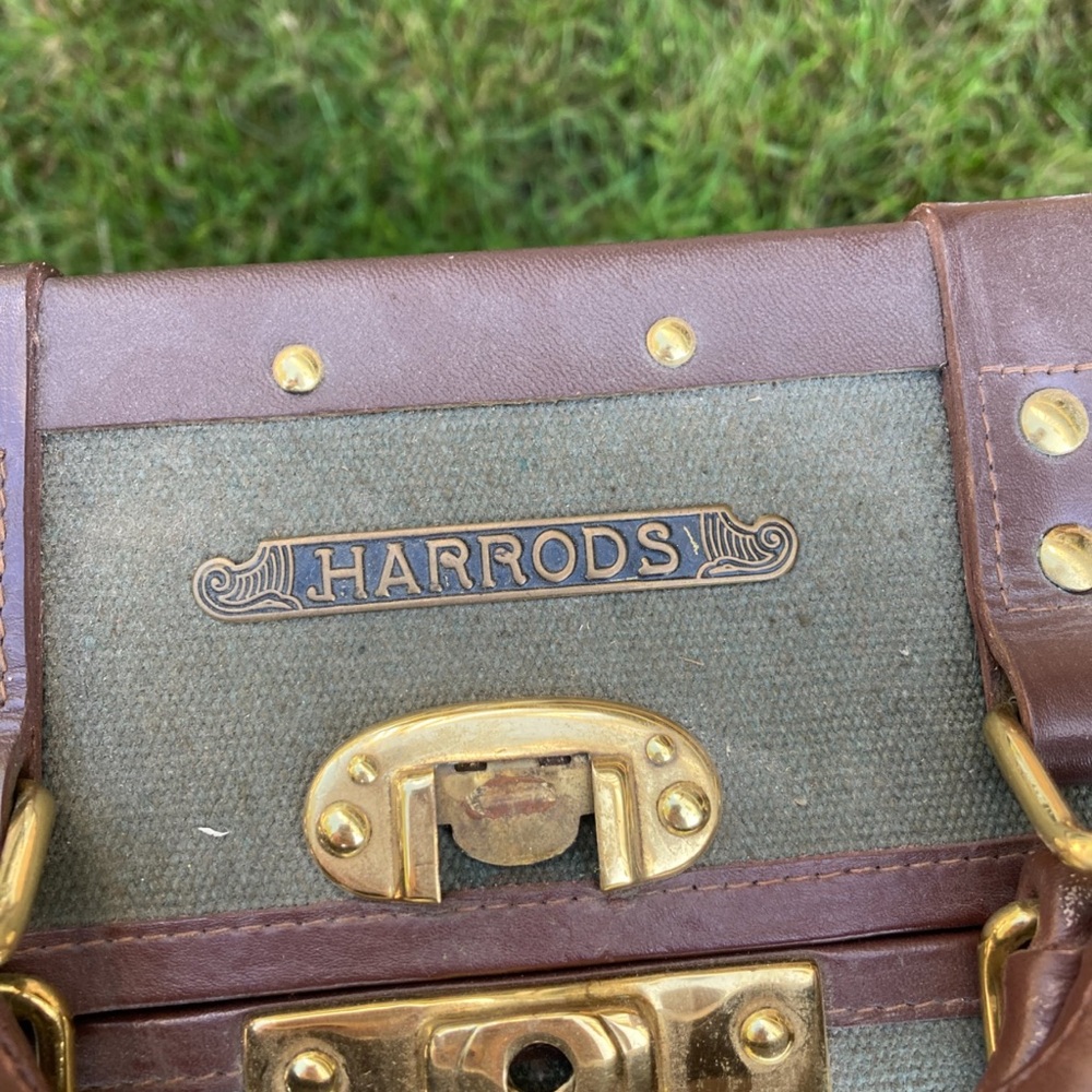 Harrods picnic Trunk. Classic Harrods green canvas with brass embellishments - Picture 7 of 12